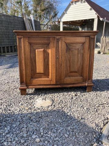 Oude commode beschikbaar voor biedingen