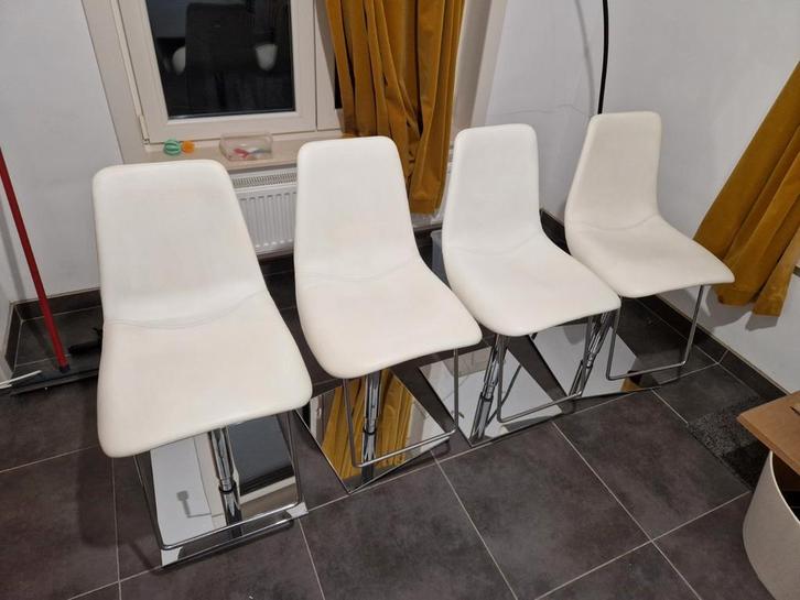 Wit leder barkrukken in hoogte verstelbaar, Huis en Inrichting, Barkrukken, In hoogte verstelbaar, Ophalen