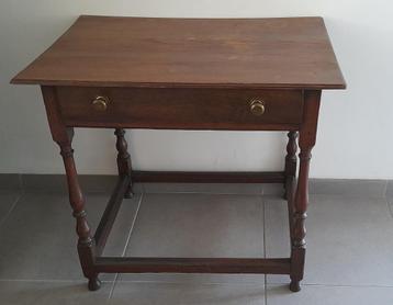 Eiken bijzettafel met lade beschikbaar voor biedingen