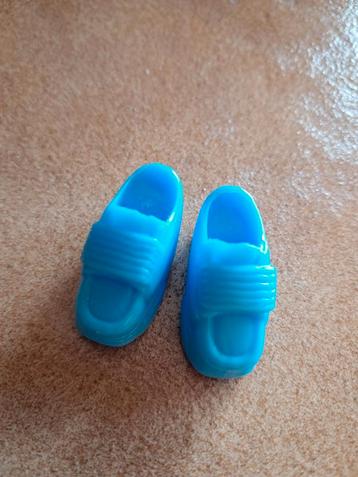 Paar blauwe sneakers van Barbie beschikbaar voor biedingen