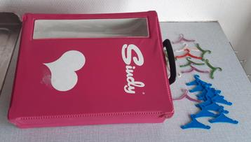 Vintage sindy reis koffer + 21 kapstokken waarvan 10 van sin beschikbaar voor biedingen