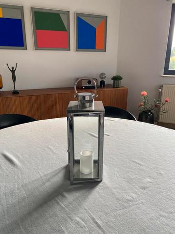 Stijlvolle metalen lantaarn met glas beschikbaar voor biedingen