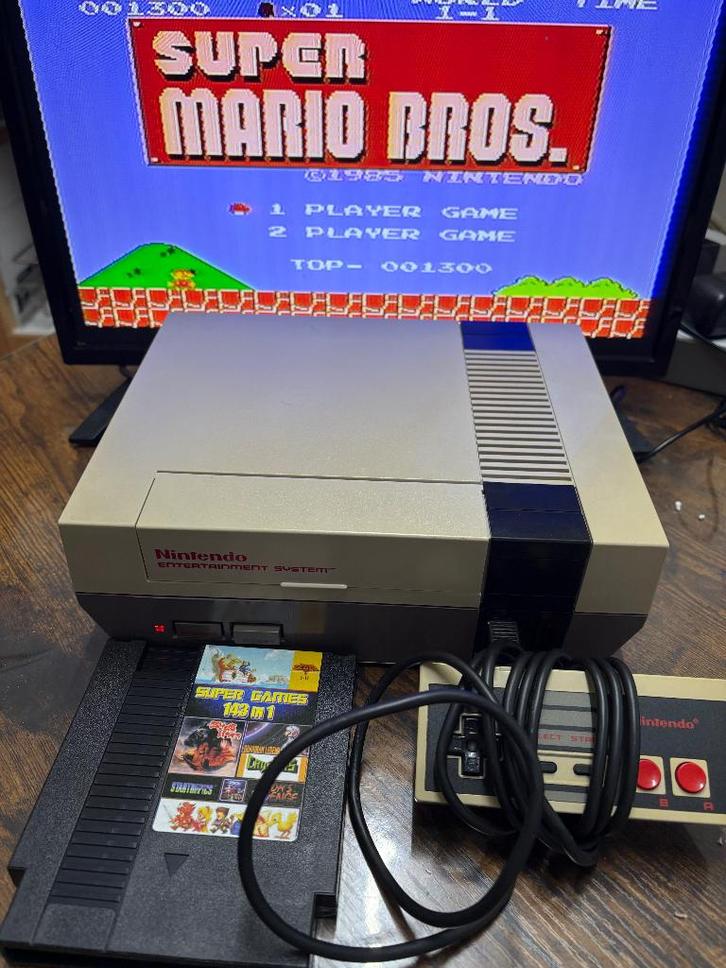 authentique nintendo NES 1985 + 143 jeux, Games en Spelcomputers, Spelcomputers | Nintendo NES, Zo goed als nieuw, Met 1 controller