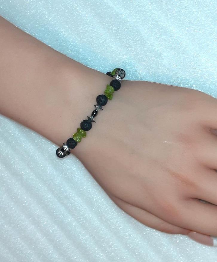 Kralenarmband zwarta lava en groene olivijn, Handtassen en Accessoires, Armbanden, Nieuw, Overige materialen, Zwart, Met bedels of kralen
