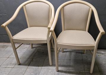 Twee Elegante en Hoogwaardige Lichtgewicht Stoelen beschikbaar voor biedingen