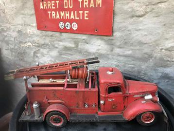 Grote oude metalen brandweerwagen 1941 beschikbaar voor biedingen