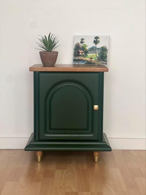Table de chevet en bois massif / Nachtkast van massief hout, Huis en Inrichting, Slaapkamer | Nachtkastjes, Zo goed als nieuw