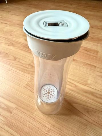 Petite carafe filtrante Brita avec 3 filtres disponible aux enchères