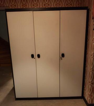 Seventies vintage 3-deurs kleerkast beschikbaar voor biedingen