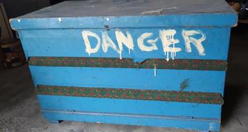 Grote houten opbergkoffer beschikbaar voor biedingen