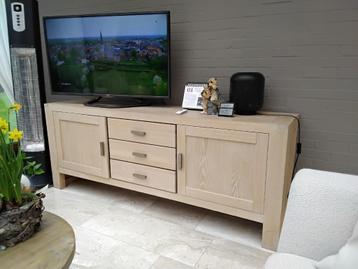 Tv kast beschikbaar voor biedingen