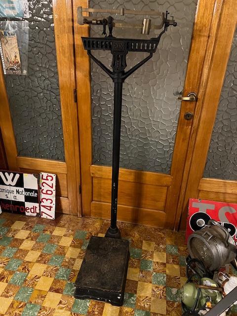 Pèse personnes, balance en fonte début 20me siècle, Antiquités & Art, Antiquités | Accessoires de maison, Enlèvement