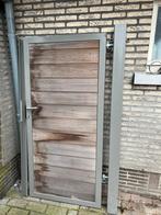 Metalen poortje met hout afgewerkt.