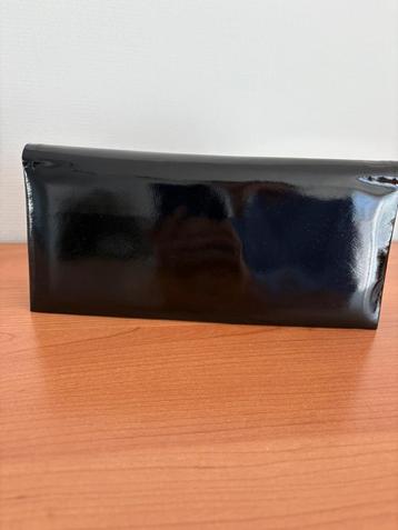 Clutch in zwart lakleder. 10x23x3 cm beschikbaar voor biedingen