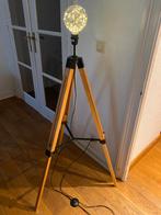 Lampe Trépied (pieds en bois) avec ampoule LED, Maison & Meubles, Lampes | Lampadaires, Comme neuf, Contemporain, Enlèvement, 100 à 150 cm