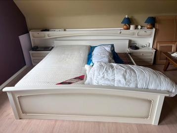 Bed met achterwand en nachttafels, Enlèvement, Comme neuf