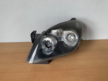 Koplamp Links Opel Tigra twintop 2004 tot 2010 zwart binnen beschikbaar voor biedingen