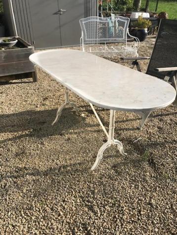 table exterieure plateau marbre composite et pied fonte