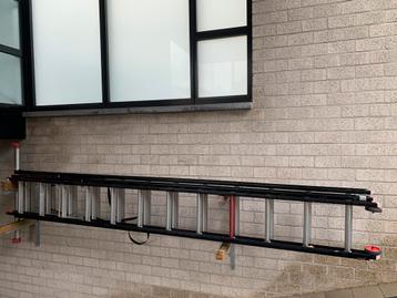 Degelijke ALTRAX ladder 3 X 12 treden beschikbaar voor biedingen