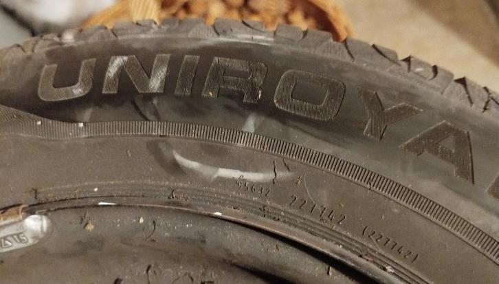 a vendre 4 pneus uniroyal, Autos : Pièces & Accessoires, Pneus & Jantes, Pneu(s), Pneus été, 185 mm, Véhicule de tourisme, Enlèvement