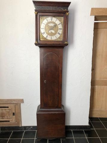 Engelse staande klok beschikbaar voor biedingen