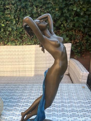 bronzen sculptuur elegante naakte vrouw met sjaal kleed  beschikbaar voor biedingen