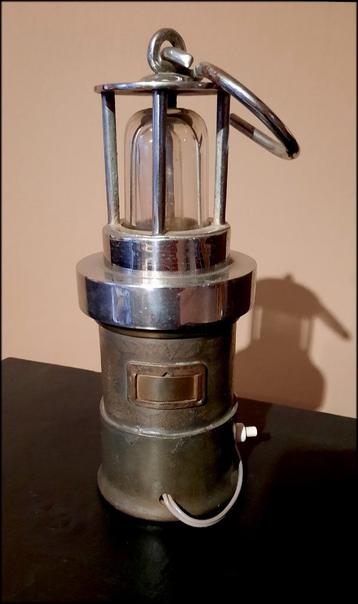 Oude mijnwerkerslamp met elektrische fitting beschikbaar voor biedingen