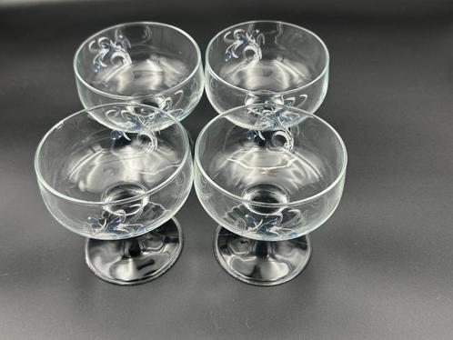 Set van 4 Italiaanse Likeurglazen – Zwarte Voet, Antiek en Kunst, Antiek | Glaswerk en Kristal, Ophalen of Verzenden