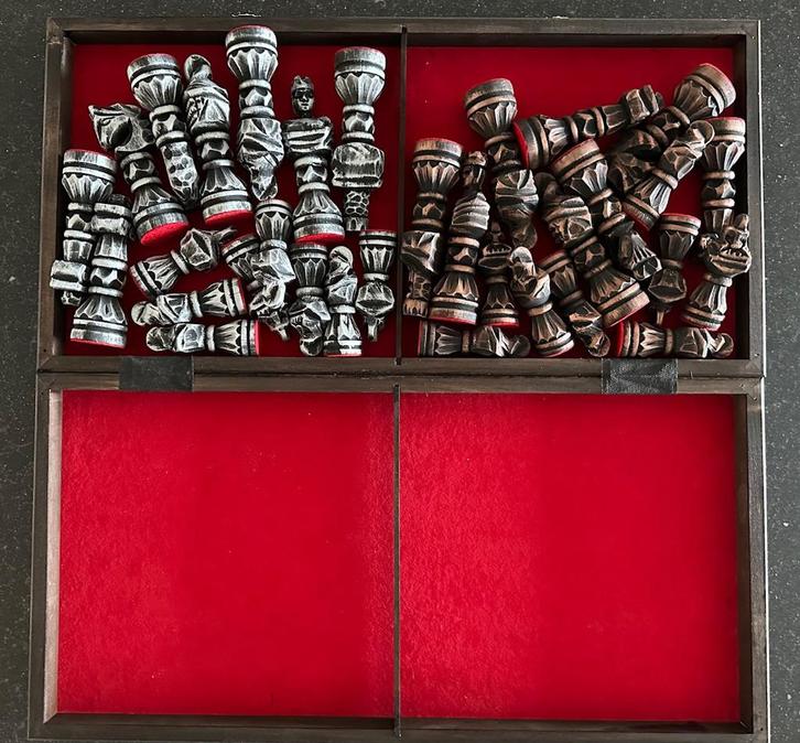 Unieke, Handgesneden "Gladiator" Schaakset in de Patina, Antiek en Kunst, Kunst | Beelden en Houtsnijwerken, Ophalen of Verzenden