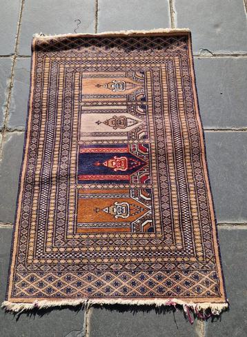 Oosters tapijt beschikbaar voor biedingen