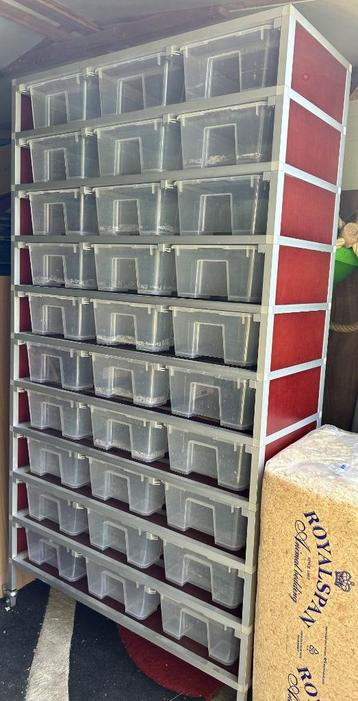 Slangen rack - plaats voor 30 baby's/jongvw  beschikbaar voor biedingen