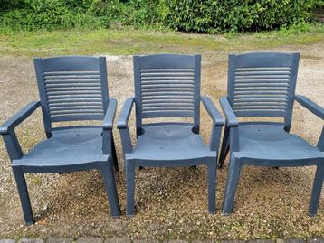 3 grandes chaises de jardin confortables