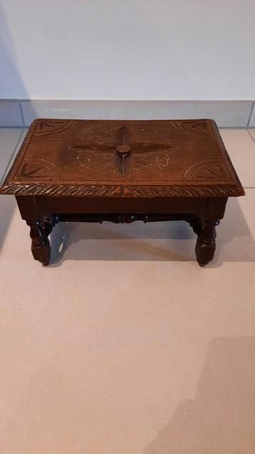 KLEIN UNIEK BANKJE.  HOUTSNIJWERK, Ophalen of Verzenden