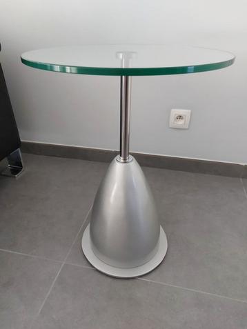 Bijzettafel beschikbaar voor biedingen