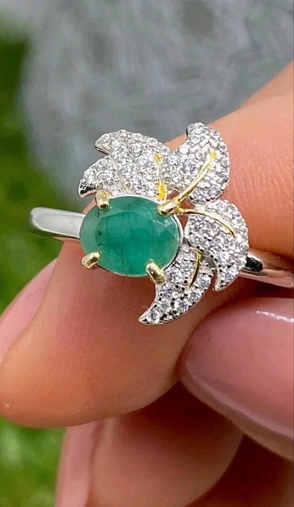 Prachtige vergulde sterling zilveren ring met smaragd, Handtassen en Accessoires, Ringen, Nieuw, Dame, Wit, Zilver, Met edelsteen