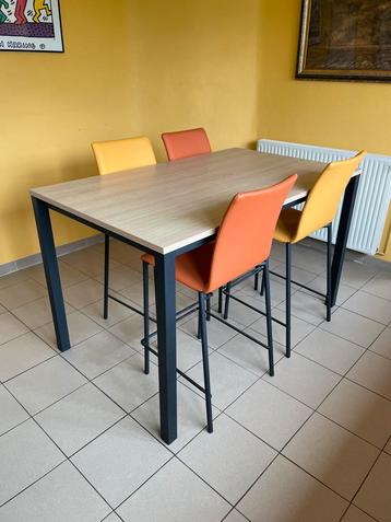 Hoge tafel met 4 barstoelen beschikbaar voor biedingen