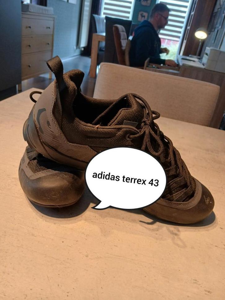 Schoenen 43 van adidas terrex, Kleding | Heren, Schoenen, Zo goed als nieuw, Sneakers, Zwart, Ophalen of Verzenden