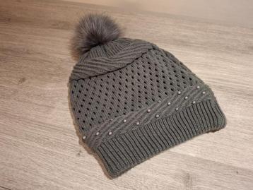 Comfortabele warme grijze zachte winter muts voor vrouwen beschikbaar voor biedingen