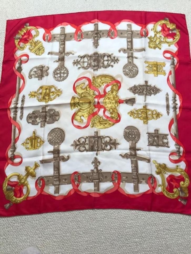 Foulard HERMES Ferronnerie carré 90x90, Kleding | Dames, Mutsen, Sjaals en Handschoenen, Zo goed als nieuw, Sjaal, Ophalen of Verzenden