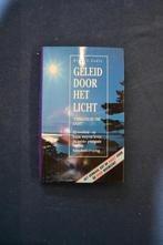 BOEK GELEID DOOR HET LICHT, Boeken, Esoterie en Spiritualiteit, Ophalen of Verzenden, Gelezen, Spiritualiteit algemeen, Achtergrond en Informatie