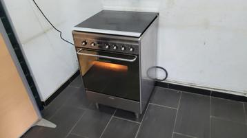 SMEG-fornuis werkt met stadsgas + elektrische oven beschikbaar voor biedingen