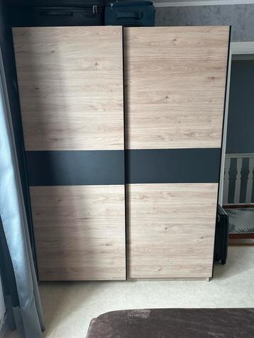 De kast is in goede staat beschikbaar voor biedingen