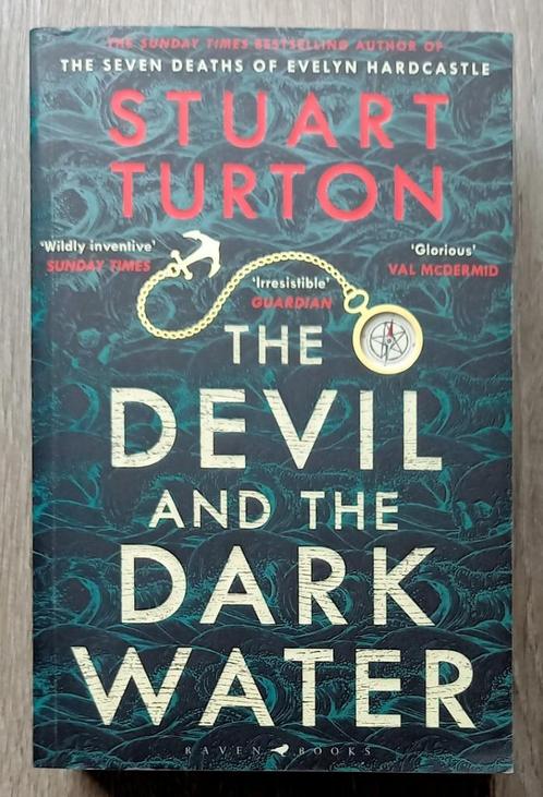 Stuart Turton - The Devil and the Dark Water, Boeken, Thrillers, Gelezen, Ophalen of Verzenden