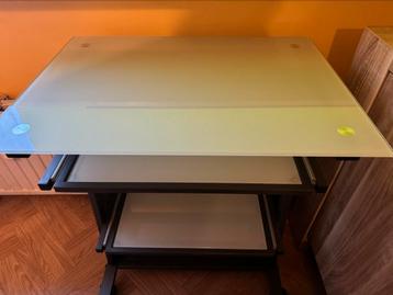 Computer tafel/ bureau in melkglas beschikbaar voor biedingen