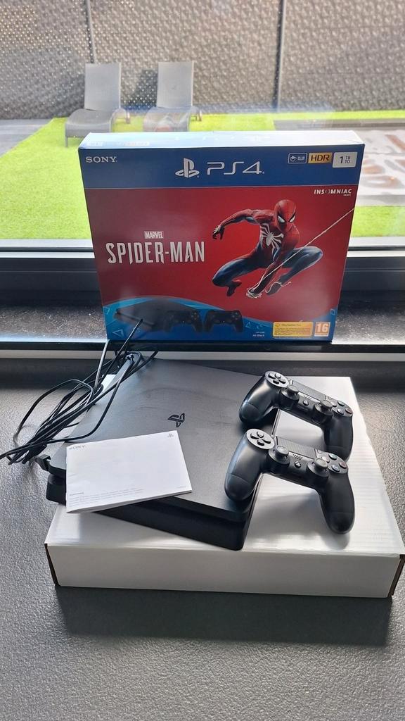 PS4 Slim 1TB + 2 DualShock Spiderman edition, Games en Spelcomputers, Spelcomputers | Sony PlayStation 4, Zo goed als nieuw, Slim