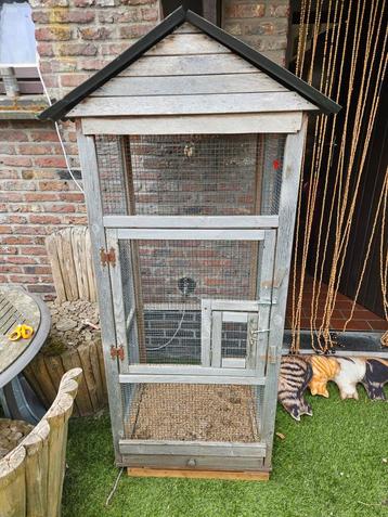 Mooie houten volière  beschikbaar voor biedingen