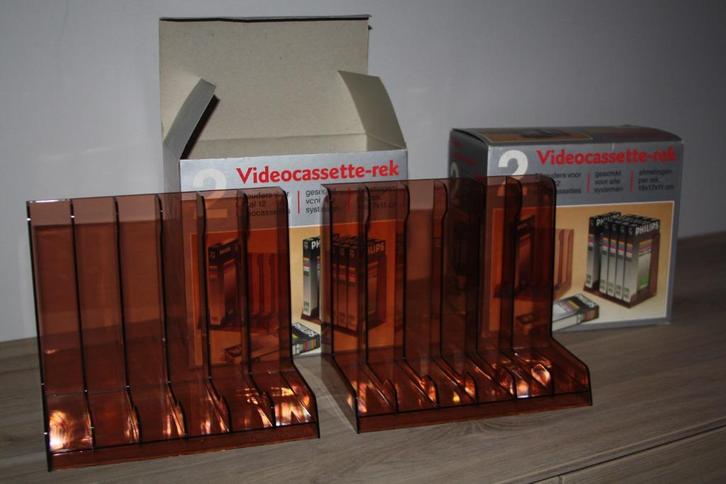 4 x Videocassette-rekken , ( 2 /doos ) , als nieuw, Audio, Tv en Foto, Overige Audio, Tv en Foto, Zo goed als nieuw, Ophalen of Verzenden