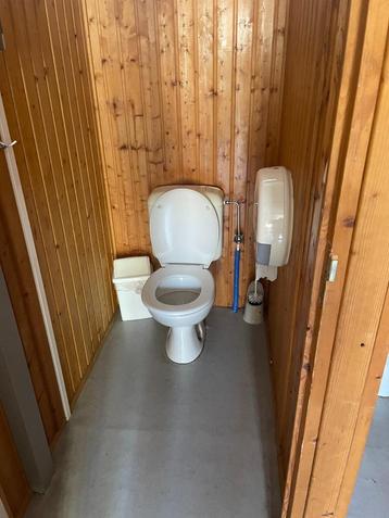 2 toiletten beschikbaar voor biedingen