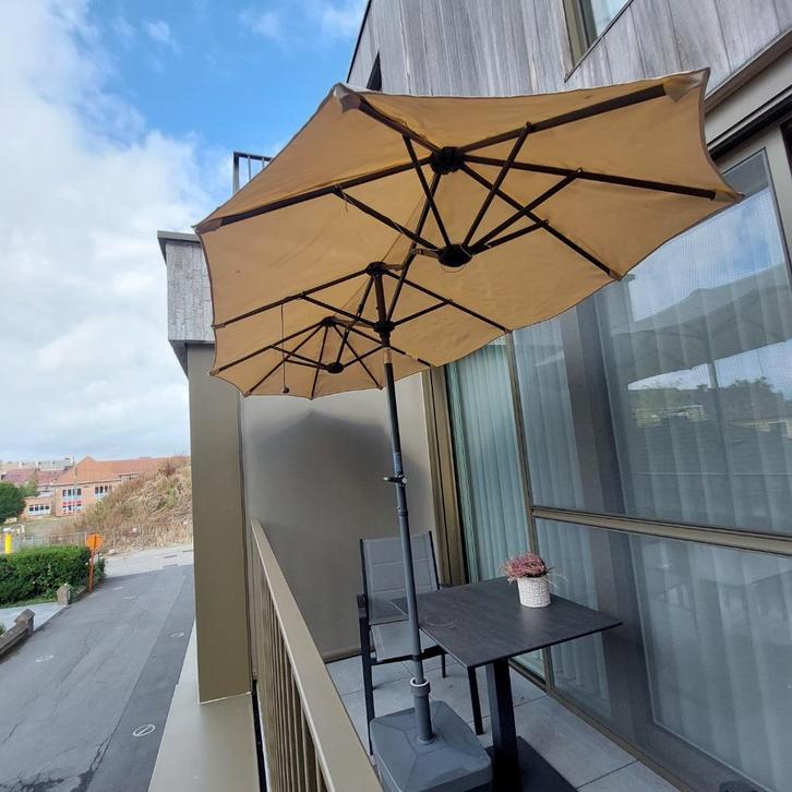 Parasol voor terras of balkon met voet, Tuin en Terras, Parasols, Zo goed als nieuw, Stokparasol, 1 tot 2 meter, Kantelbaar, Waterdicht