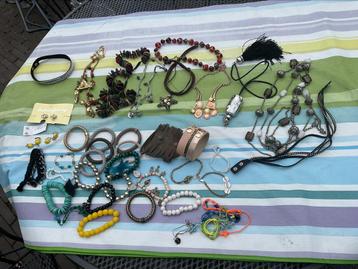 Groupe de bracelets, colliers, boucles d'oreilles 